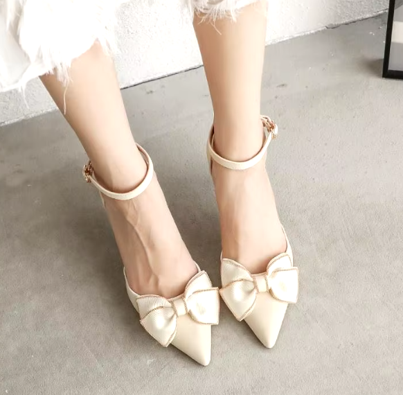 Yeni Sezon Orta Topuklu Sivri Uçlu Kelebek Detaylı Stiletto