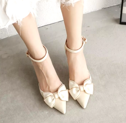 Yeni Sezon Orta Topuklu Sivri Uçlu Kelebek Detaylı Stiletto